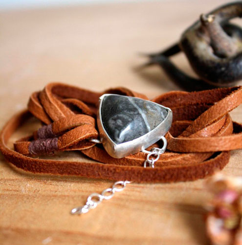 Sagar, bracelet force de la mer en argent, cuir et agate fossile