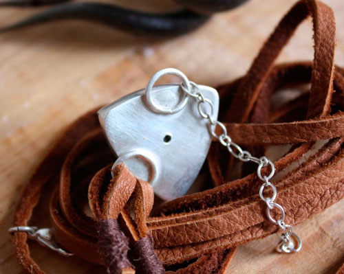 Sagar, bracelet force de la mer en argent, cuir et agate fossile