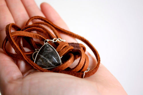 Sagar, bracelet force de la mer en argent, cuir et agate fossile