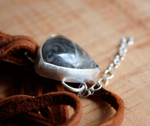 Sagar, bracelet force de la mer en argent, cuir et agate fossile