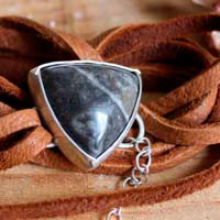 Sagar, bracelet force de la mer en argent, cuir et agate fossile