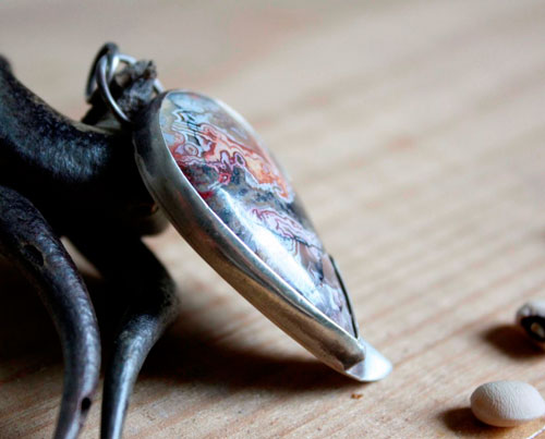 Sayap, pendentif aile de dragon en argent et agate mexicaine crazy lace
