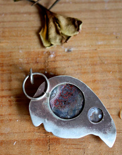 Sayap, pendentif aile de dragon en argent et agate mexicaine crazy lace