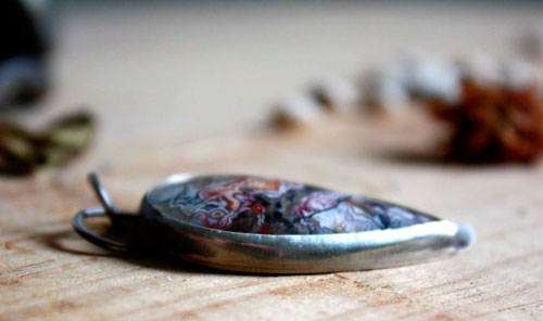 Sayap, pendentif aile de dragon en argent et agate mexicaine crazy lace