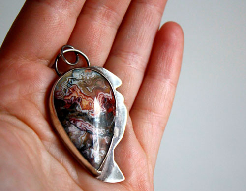 Sayap, pendentif aile de dragon en argent et agate mexicaine crazy lace