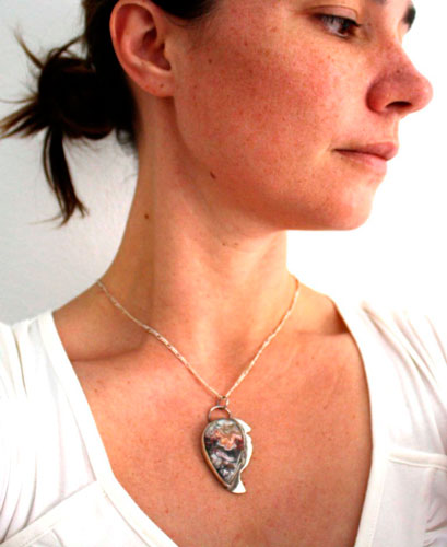 Sayap, pendentif aile de dragon en argent et agate mexicaine crazy lace