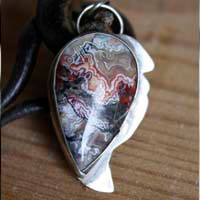 Sayap, pendentif aile de dragon en argent et agate mexicaine crazy lace
