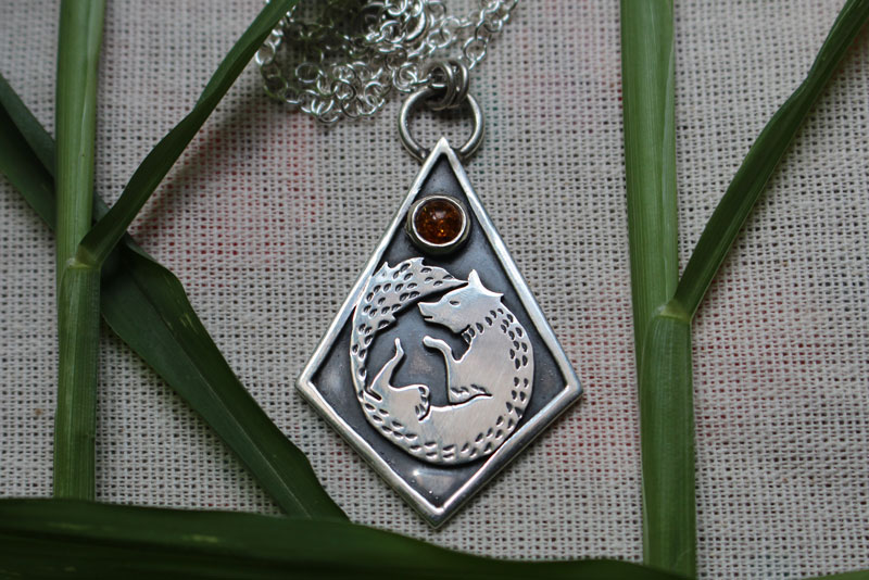 Se laisser guider, collier renard en argent et ambre