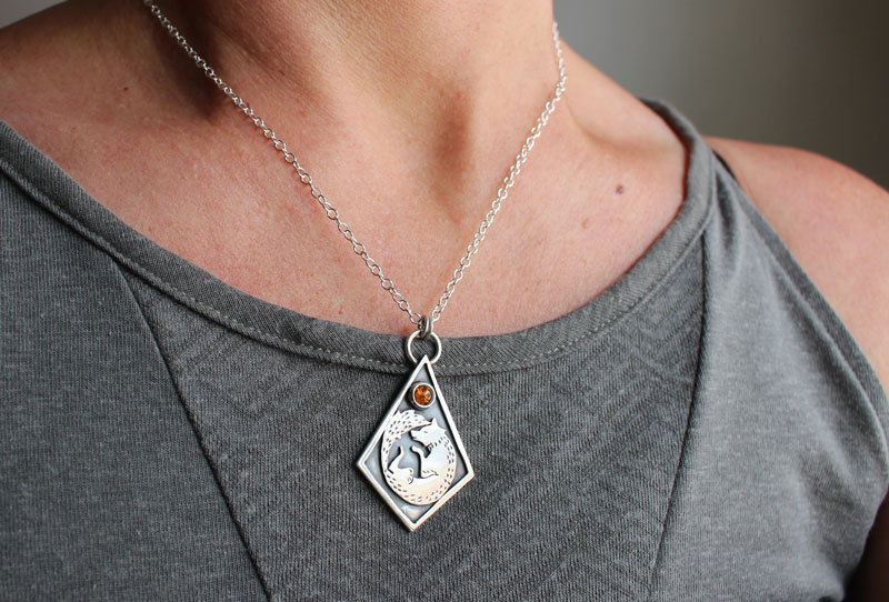 Se laisser guider, collier renard en argent et ambre