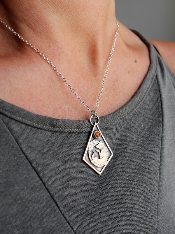 Se laisser guider, collier renard en argent et ambre