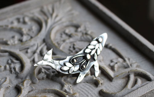 Sedna, broche baleine en argent