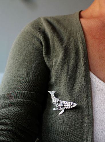 Sedna, broche baleine en argent