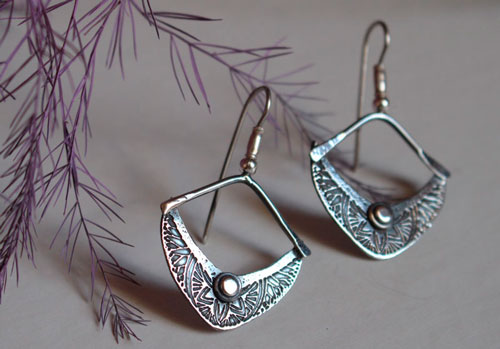 Sitara, boucles d’oreilles étoile et demie lune stylisée en argent