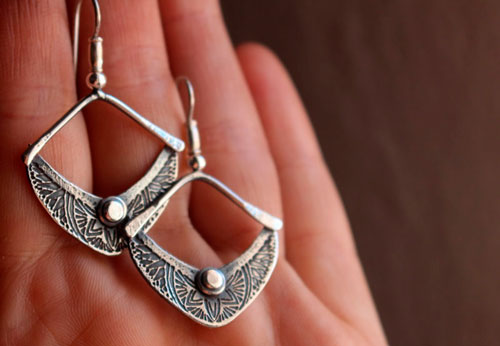 Sitara, boucles d’oreilles étoile et demie lune stylisée en argent