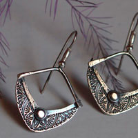 Sitara, boucles d’oreilles étoile et demie lune stylisée en argent