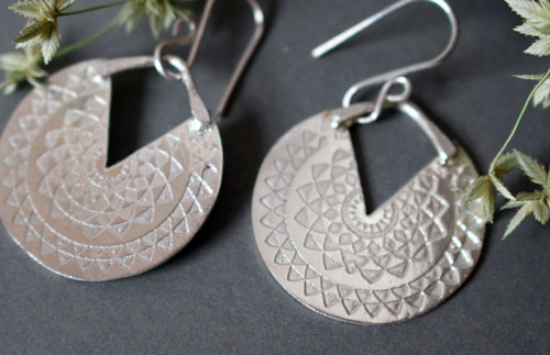 Soleil inca, boucles d’oreilles astre préhispanique en argent