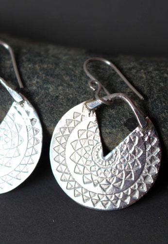 Soleil inca, boucles d’oreilles astre préhispanique en argent