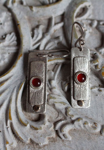 Soleil rouge, boucles d’oreilles géométriques en argent, or et cornaline 