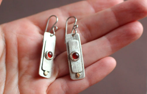 Soleil rouge, boucles d’oreilles géométriques en argent, or et cornaline 