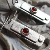 Soleil rouge, boucles d’oreilles géométriques en argent, or et cornaline