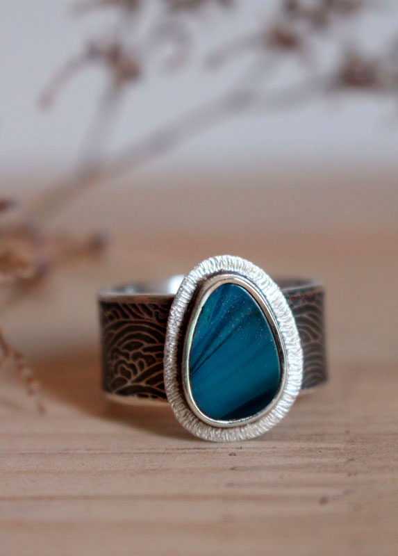 Sous les lueurs du pole, bague ondulations boréales en argent et opale boulder
