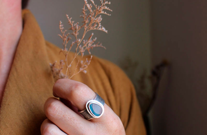 Sous les lueurs du pole, bague ondulations boréales en argent et opale boulder