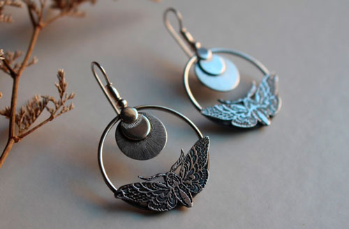 Sphinx, boucles d’oreilles papillons de nuit et lune en argent