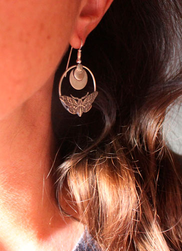 Sphinx, boucles d’oreilles papillons de nuit et lune en argent