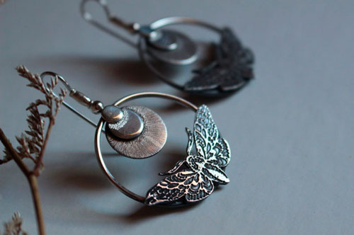 Sphinx, boucles d’oreilles papillons de nuit et lune en argent