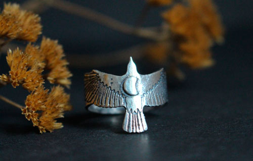 Suis ta destinée, bague corbeau et croissant de lune en argent