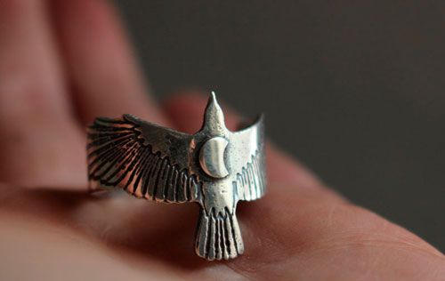 Suis ta destinée, bague corbeau et croissant de lune en argent