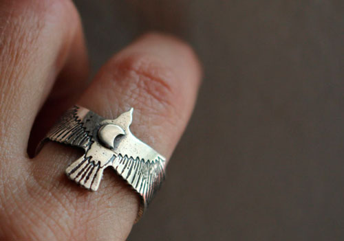 Suis ta destinée, bague corbeau et croissant de lune en argent