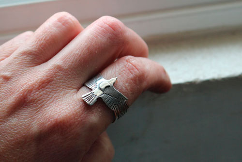 Suis ta destinée, bague corbeau et croissant de lune en argent