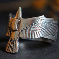 Suis ta destinée, bague corbeau et croissant de lune en argent