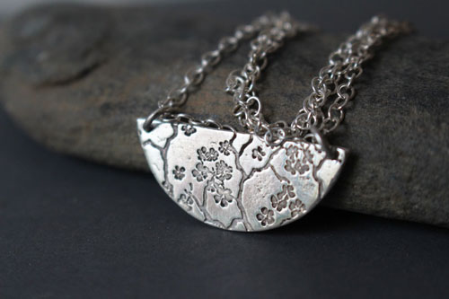 Sumiko, collier demi-lune branche de cerisier en argent