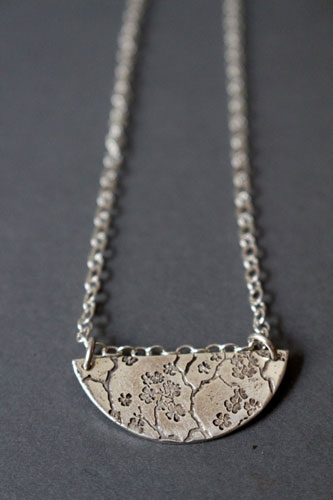 Sumiko, collier demi-lune branche de cerisier en argent