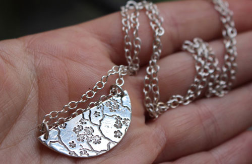 Sumiko, collier demi-lune branche de cerisier en argent