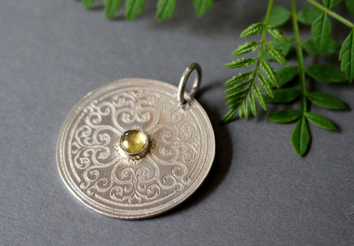 Sunilda, pendentif bouclier médiéval en argent et quartz jaune