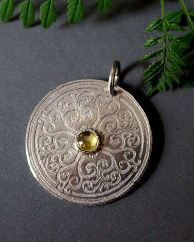 Sunilda, pendentif bouclier médiéval en argent et quartz jaune