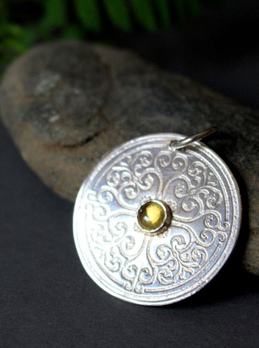 Sunilda, pendentif bouclier médiéval en argent et quartz jaune