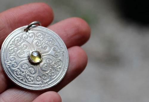 Sunilda, pendentif bouclier médiéval en argent et quartz jaune