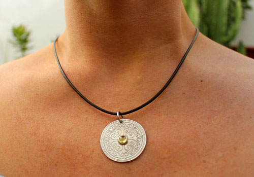 Sunilda, pendentif bouclier médiéval en argent et quartz jaune