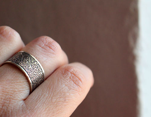 Sur la route de la soie, bague gravée cachemire oriental en argent