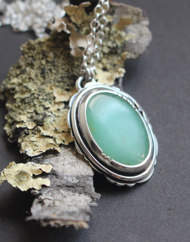 Sur une note printanière, collier nature fragile en argent et chrysoprase