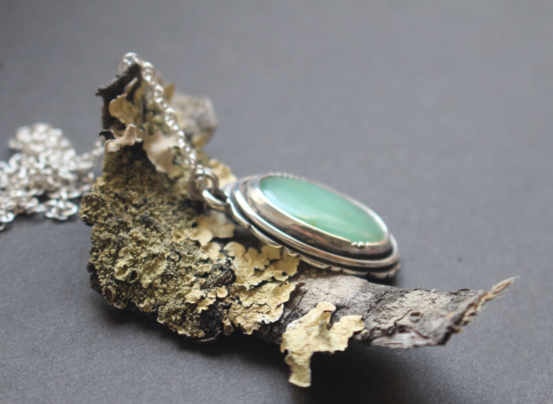 Sur une note printanière, collier nature fragile en argent et chrysoprase