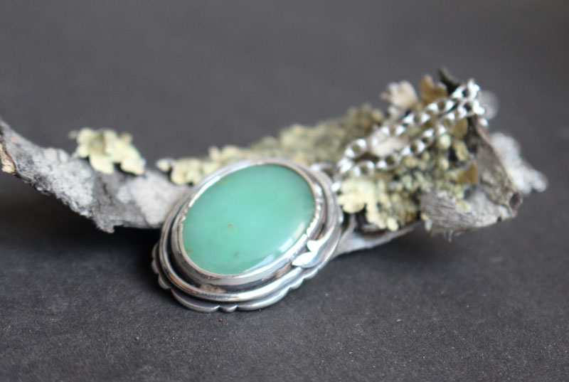 Sur une note printanière, collier nature fragile en argent et chrysoprase