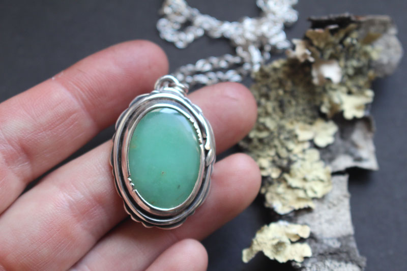Sur une note printanière, collier nature fragile en argent et chrysoprase