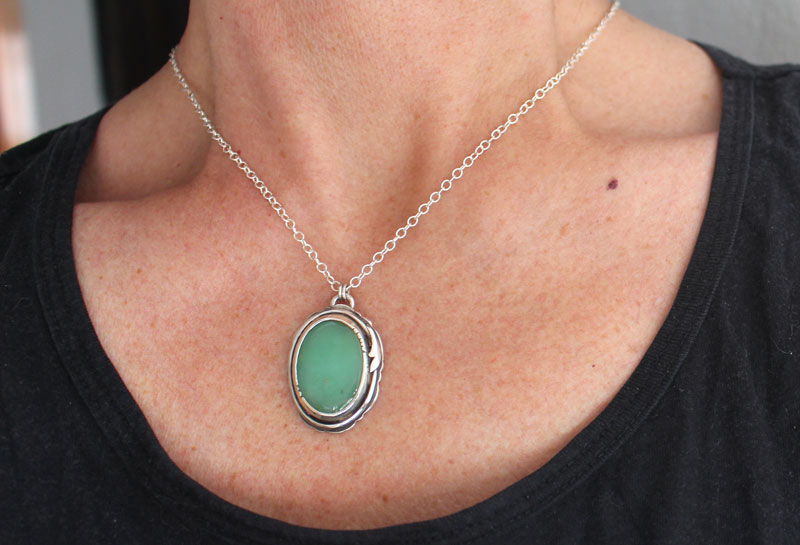 Sur une note printanière, collier nature fragile en argent et chrysoprase