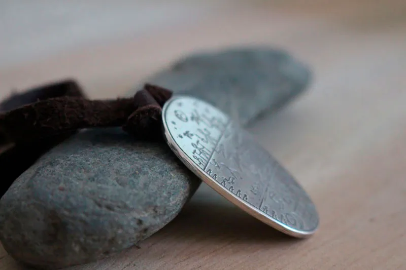 Tambour sami, collier instrument chamanique de Laponie en argent
