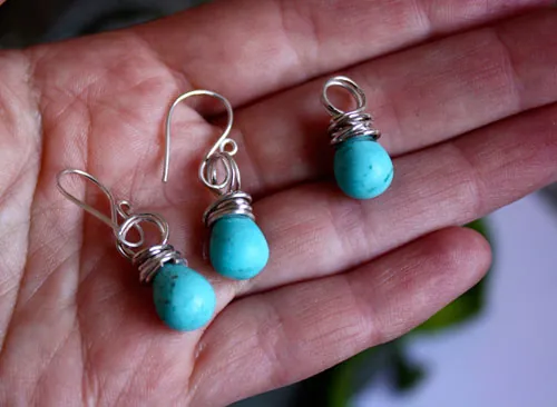 Tana, boucles d’oreilles et pendentif sang de la terre en argent et magnésite